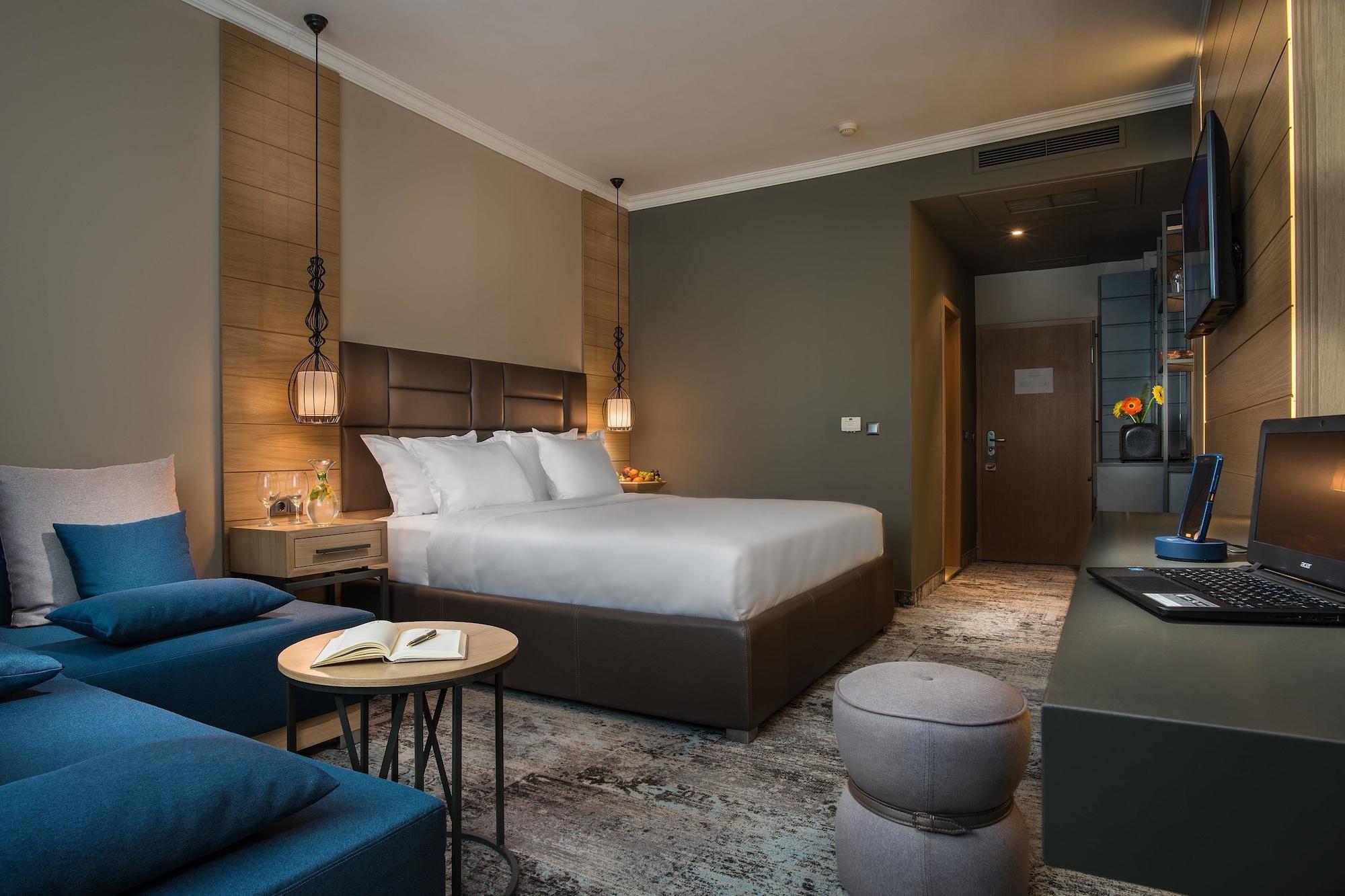 Expo Hotel 4*